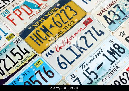 KIEV, UCRAINA - 18 OTTOBRE 2025 molte targhe statunitensi di diversi stati di registrazione. Un gran numero di targhe degli Stati Uniti Foto Stock