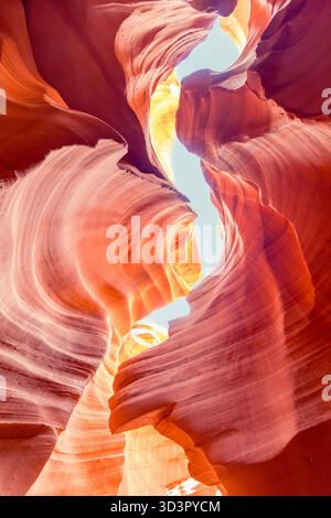 Splendida vista delle vibranti formazioni di arenaria all'interno dell'Antelope Canyon, Arizona. La luce filtra attraverso il passaggio stretto, illuminando la curva Foto Stock