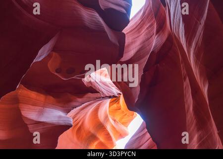 Splendida vista delle vibranti formazioni di arenaria all'interno dell'Antelope Canyon, Arizona. La luce filtra attraverso il passaggio, illuminando le pareti curve W Foto Stock