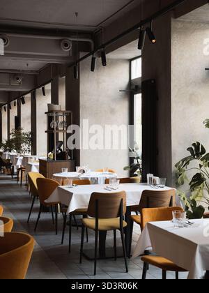 Elegante sala da pranzo con luce naturale in un ristorante moderno Foto Stock