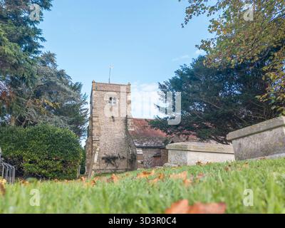 Vista aerea della chiesa parrocchiale di San Nicola nel villaggio di Poling nel West Sussex. Le parti risalgono all'XI secolo ed è un edificio classificato di grado 1 Foto Stock