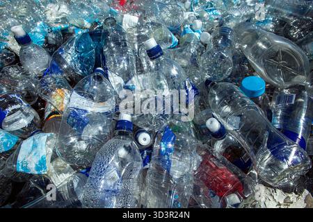 Primo piano di una pila di bottiglie d'acqua di plastica scartate Foto Stock
