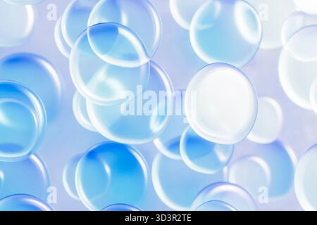Questa illustrazione 3D presenta delicate bolle con effetto vetro, evidenziandone la trasparenza e il riflesso su uno sfondo blu morbido. Ideale per Foto Stock