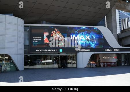 L'IMAX Sydney, il complesso di intrattenimento, dispone di un grande schermo digitale che mostra informazioni sui film e promozioni per film come Interstellar. Posizione Foto Stock