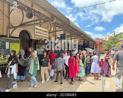 Hatton, Sri Lanka. La stazione di Hatton è una trafficata stazione ferroviaria utilizzata dalla gente del posto e dai turisti che visitano le Highlands dello Sri Lanka Foto Stock