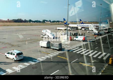 Bruxelles, Belgio - 29 agosto 2018 - affollato aeroporto europeo con aerei e veicoli di servizio a terra. Foto Stock