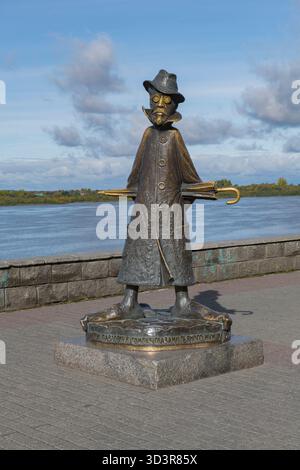 TOMSK, RUSSIA - 14 SETTEMBRE 2025: Scultura del classico russo Anton Chekhov sull'argine del fiume Tom in un giorno di settembre Foto Stock