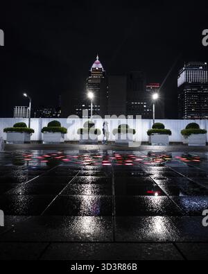 Taipei, Taiwan - 22 maggio 2023: Vista delle piastrelle piovose che riflettono il bagliore dei lampioni e degli edifici lontani, che proiettano una luce eterea sulla c Foto Stock
