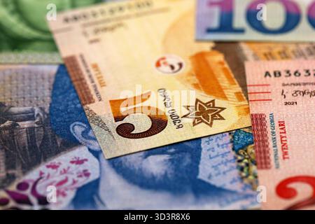 Banconote in valuta del Lari georgiano. Banconote in valuta GEL DI diverso taglio da primo piano Foto Stock