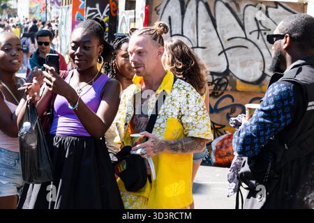 M DOT R, NOTTING HILL CARNIVAL 2025: Il rapper di Tik-Tok M Dot R (Moses Robert McGeorge) viene deriso dai frequentatori del festival al Notting Hill Carnival, Londra, Inghilterra, il 25 agosto 2025. Fotografia: Rob Watkins. INFO: M Dot R (Moses Robert McGeorge) è un rapper inglese dell'Isola di Sheppey, noto per aver fuso dancehall, reggae e Grime con voci giamaicane. Il suo successo virale "Turn Red" lanciò nel 2023 la fama di TikTok; firmò con Sony. Foto Stock