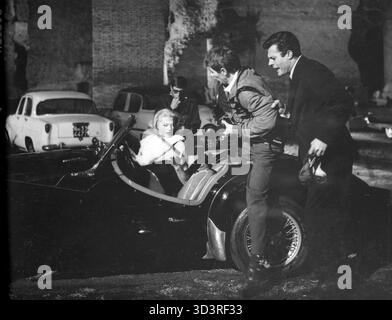 Gli attori Anita Ekberg, Marcello Mastroianni e Walter Santesso nel film la Dolce vita, Italia anni '1960 Foto Stock