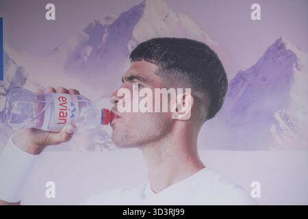 Il tennista spagnolo Carlos Alcaraz beve da una bottiglia d'acqua Evian come parte di un accordo di sponsorizzazione Foto Stock