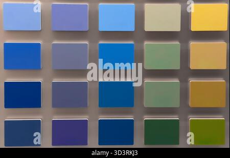 La tavolozza dei colori campiona i toni blu, verde e giallo su sfondo neutro Foto Stock