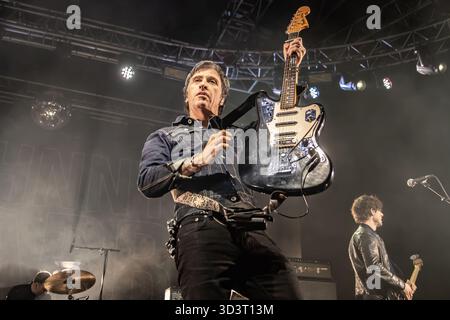 Milano Italia. 6 novembre 2025. Il cantautore e chitarrista britannico JOHNNY MARR si esibisce dal vivo sul palco di Fabrique per presentare il suo nuovo album "Look Out Live!". Foto Stock