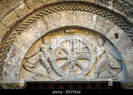 Timpano del portale nord, chrismon trinitario tenuto da due angeli, monastero di San Pedro el Viejo, Huesca, comunità Aragona, Spagna Foto Stock