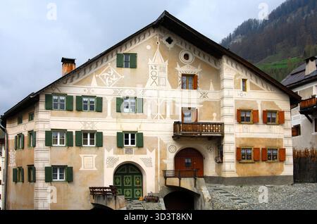 Windows di una tipica casa engadinese, Ardez, Bassa Engadina, Grigioni, Switezrland Foto Stock