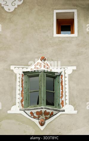 Finestra di Baia della tradizionale casa engadinese, Scuol Engadin, Grigioni, Svizzera Foto Stock