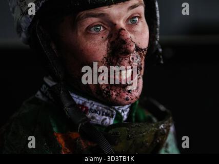 Jockey Lee Edwards dopo la BetMGM Haldon Gold Cup handicap Chase all'ippodromo di Exeter. Data foto: Venerdì 7 novembre 2025. Foto Stock