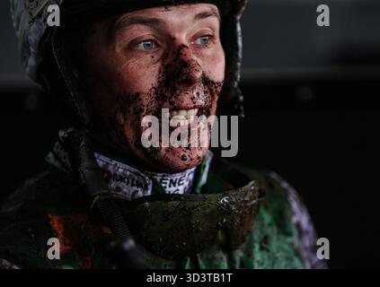 Jockey Lee Edwards dopo la BetMGM Haldon Gold Cup handicap Chase all'ippodromo di Exeter. Data foto: Venerdì 7 novembre 2025. Foto Stock