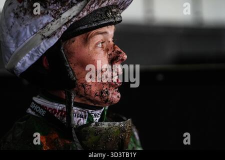 Jockey Lee Edwards dopo la BetMGM Haldon Gold Cup handicap Chase all'ippodromo di Exeter. Data foto: Venerdì 7 novembre 2025. Foto Stock