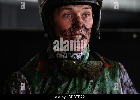 Jockey Lee Edwards dopo la BetMGM Haldon Gold Cup handicap Chase all'ippodromo di Exeter. Data foto: Venerdì 7 novembre 2025. Foto Stock