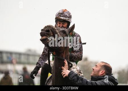 Jockey Lee Edwards arriva Georgie dopo l'inseguimento handicap BetMGM Haldon Gold Cup all'ippodromo di Exeter. Data foto: Venerdì 7 novembre 2025. Foto Stock