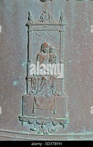 Rilievo in bronzo della Madonna con bambino, raffigurazione religiosa trovata su una campana storica all'interno del Castello di Kyrenia, Cipro. Foto Stock