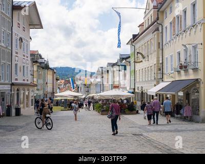 Bad Toelz, Germania - 23 luglio 2024: Zona pedonale nel centro storico con edifici storici tradizionali. Foto Stock