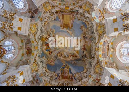 Gli interni riccamente decorati della Wieskirche (Chiesa di pellegrinaggio di Wies) a Steingaden, Baviera, Germania. Questo sito patrimonio dell'umanità dell'UNESCO è un albero Foto Stock