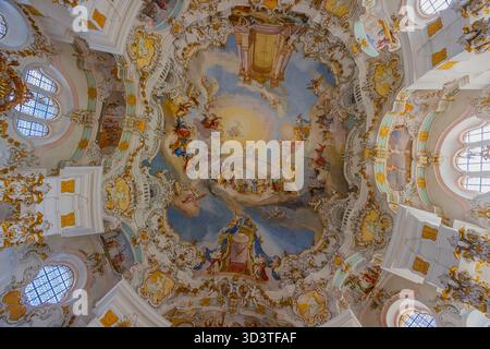 Gli interni riccamente decorati della Wieskirche (Chiesa di pellegrinaggio di Wies) a Steingaden, Baviera, Germania. Questo sito patrimonio dell'umanità dell'UNESCO è un albero Foto Stock