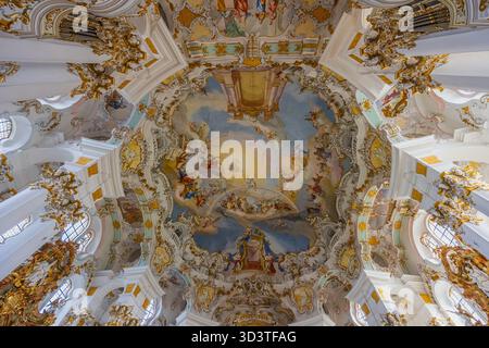 Gli interni riccamente decorati della Wieskirche (Chiesa di pellegrinaggio di Wies) a Steingaden, Baviera, Germania. Questo sito patrimonio dell'umanità dell'UNESCO è un albero Foto Stock