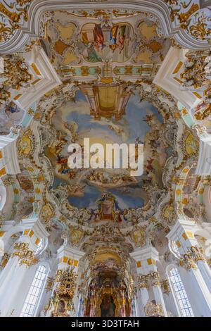 Gli interni riccamente decorati della Wieskirche (Chiesa di pellegrinaggio di Wies) a Steingaden, Baviera, Germania. Questo sito patrimonio dell'umanità dell'UNESCO è un albero Foto Stock