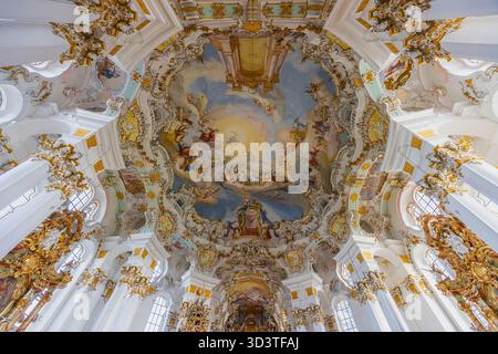 Gli interni riccamente decorati della Wieskirche (Chiesa di pellegrinaggio di Wies) a Steingaden, Baviera, Germania. Questo sito patrimonio dell'umanità dell'UNESCO è un albero Foto Stock