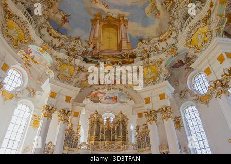 Gli interni riccamente decorati della Wieskirche (Chiesa di pellegrinaggio di Wies) a Steingaden, Baviera, Germania. Questo sito patrimonio dell'umanità dell'UNESCO è un albero Foto Stock