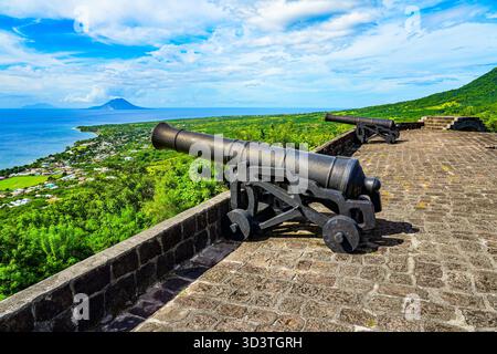 Batteria di cannoni nella cittadella della fortezza di Brimstone Hill, patrimonio dell'umanità dell'UNESCO a Saint Kitts, nei Caraibi Foto Stock