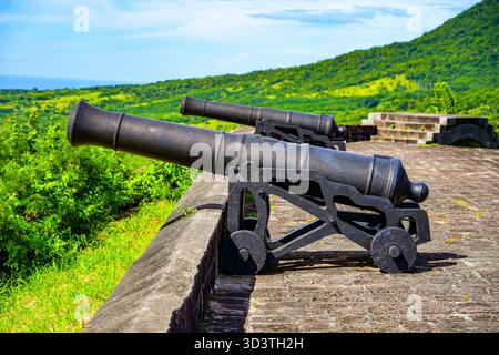 Batteria di cannoni nella cittadella della fortezza di Brimstone Hill, patrimonio dell'umanità dell'UNESCO a Saint Kitts, nei Caraibi Foto Stock