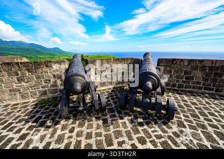 Batteria di cannoni nella cittadella della fortezza di Brimstone Hill, patrimonio dell'umanità dell'UNESCO a Saint Kitts, nei Caraibi Foto Stock