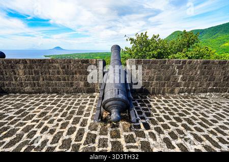 Batteria di cannoni nella cittadella della fortezza di Brimstone Hill, patrimonio dell'umanità dell'UNESCO a Saint Kitts, nei Caraibi Foto Stock