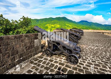 Batteria di cannoni nella cittadella della fortezza di Brimstone Hill, patrimonio dell'umanità dell'UNESCO a Saint Kitts, nei Caraibi Foto Stock