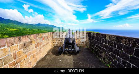 Batteria di cannoni nella cittadella della fortezza di Brimstone Hill, patrimonio dell'umanità dell'UNESCO a Saint Kitts, nei Caraibi Foto Stock