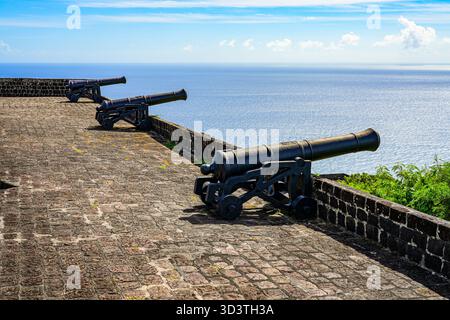Batteria di cannoni nella cittadella della fortezza di Brimstone Hill, patrimonio dell'umanità dell'UNESCO a Saint Kitts, nei Caraibi Foto Stock