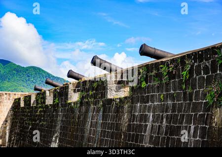 Batteria di cannoni nella cittadella della fortezza di Brimstone Hill, patrimonio dell'umanità dell'UNESCO a Saint Kitts, nei Caraibi Foto Stock
