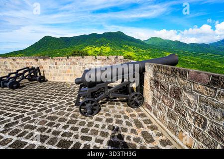 Batteria di cannoni nella cittadella della fortezza di Brimstone Hill, patrimonio dell'umanità dell'UNESCO a Saint Kitts, nei Caraibi Foto Stock