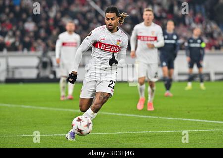 STOCCARDA, GERMANIA - 6 NOVEMBRE: Sul pallone Lorenz ASSIGNON (Stoccarda 22) durante la partita di campionato tra Stoccarda e Feyenoord Rotterdam il giorno 4 dell'Europa League alla MHP Arena il 06.11.2025 Foto Stock