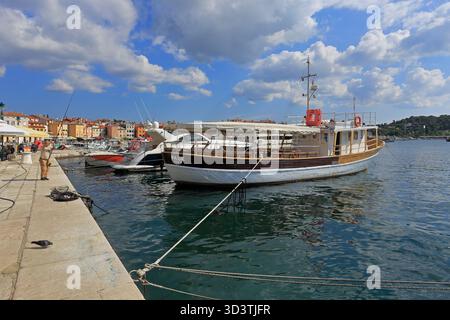 Barche nel porto di Rovigno e nella città vecchia, Rovigno, Istria, Croazia, Europa. Foto Stock