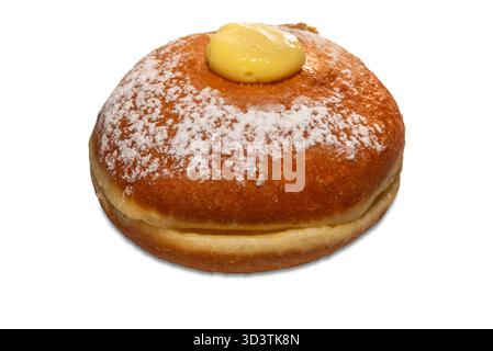 Krapfen tedesco, ciambella cosparsa di crema pasticcera con zucchero a velo fritto per il carnevale, in Italia chiamato bombolone, isolato su bianco con cli Foto Stock