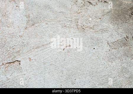 Una vecchia parete di cemento, Una parete rotta di intonaco una parete incrinata, vernice danneggiata Foto Stock