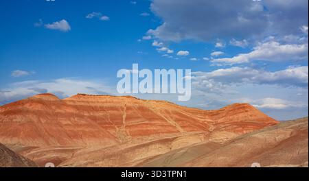 Montagne rosse color arcobaleno in Turchia, provincia di Erzurum Foto Stock