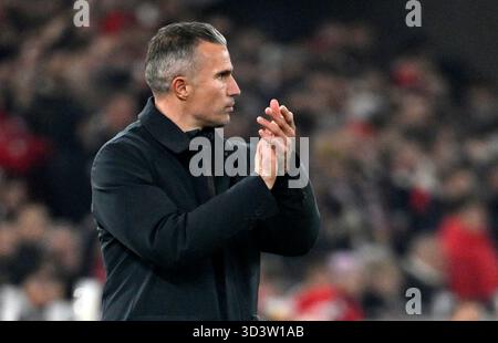 Allenatore Robin Van Persie Feyenoord Rotterdam a bordo campo, gesti incoraggianti, applausi e applausi Stoccarda contro Feyenoord Rotterdam EUROPEAN LEAGUE EL 11/06/2025 LE NORMATIVE DFL VIETANO QUALSIASI USO DI FOTOGRAFIE COME SEQUENZE DI IMMAGINI E/O QUASI-VIDEO Foto Stock