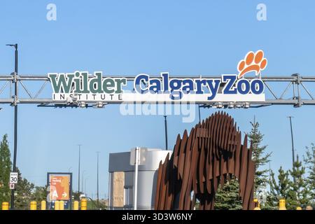 Calgary, Alberta, Canada. 5 giugno 2025. Il grande cartello d'ingresso del Wilder Institute Calgary Zoo, sormontato da una zampa, accoglie i visitatori a un Wo Foto Stock
